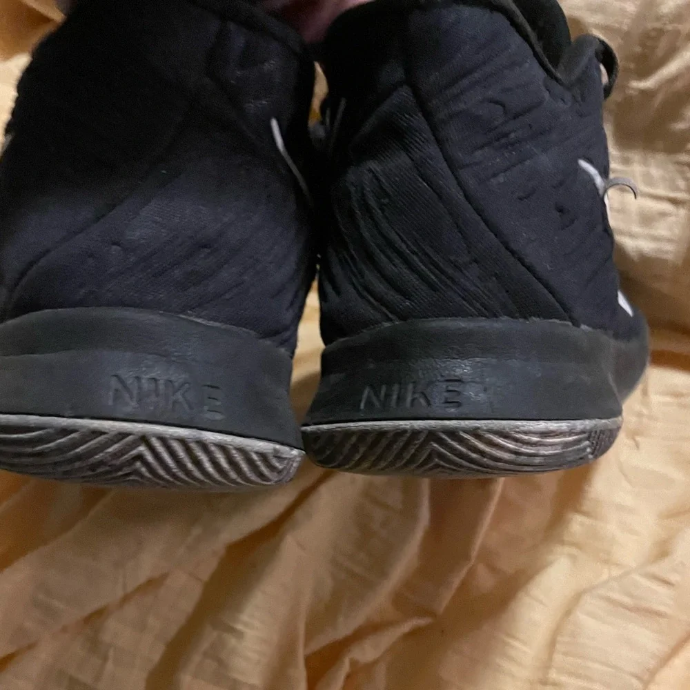 Kyrie‎ Irving Nike Shoes GUC size 4.5 Y